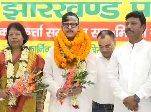 पूर्व महाधिवक्ता अजीत कुमार के साथ कई लोगों ने थामा झापा का दामन