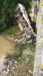 गिरिडीह से रांची आ रही शिवा बस नदी में पलटी, चार मरे, 45 घायल