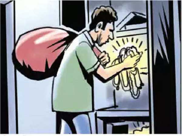 बंद घर का ताला तोड़ लाखों का सामान ले उड़े चोर, जानिए चोरी की बड़ी खबर