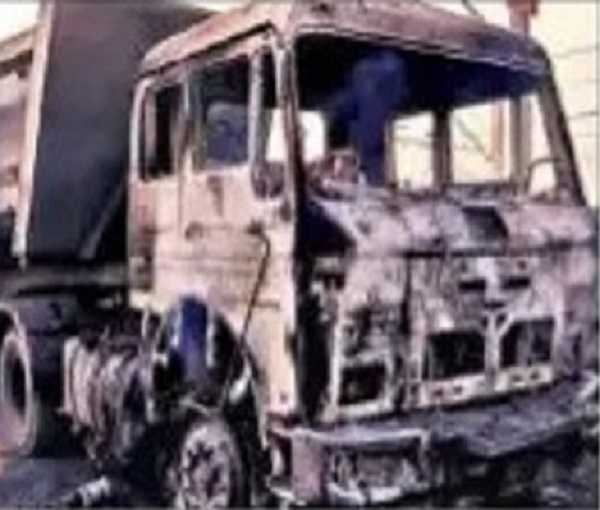 उग्रवादियों ने रांची में दिया बड़ी घटना को अंजाम, दो हाईवा को किया आग के हवाले, जानिए पूरी खबर