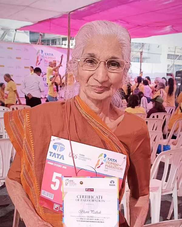 हाथ में तिरंगा और भारतीय वेशभूषा में 80 साल की महिला ने 51 मिनट में लगाई 4.2 किलोमीटर की दौड़