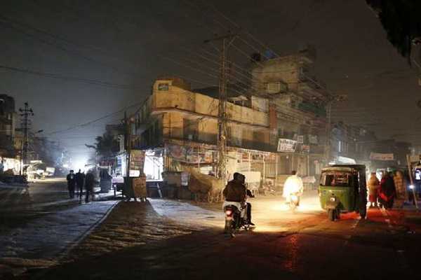 आटे की किल्लत के बाद अंधेरे में डूबा पाकिस्तान, इस्लामाबाद से लेकर लाहौर तक अंधेरा कायम