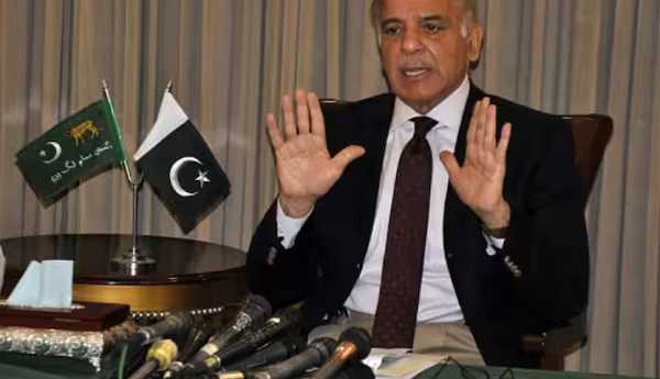 पाकिस्तान के पीएम का विडियो वायरल, जानिए क्यों अपने ही पीएम का मजाक उड़ा रहे पाकिस्तानी