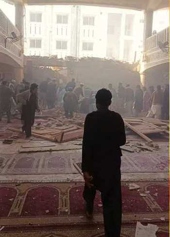 पाकिस्तान के मस्जिद में खुद को बम से उड़ाया, 17 मरे, 80 से ज्यादा लोग घायल जाने पूरी खबर