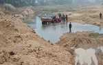 सिस्टम पर भारी बालू माफिया: चौपारण में अफसरों पर किया हमला, राइफल नदी में फेंका