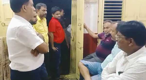 हथियार के बल पर नकाबपोश अपराधियों ने की लाखों की लूट, जांच में जुटी पुलिस प्रशासन