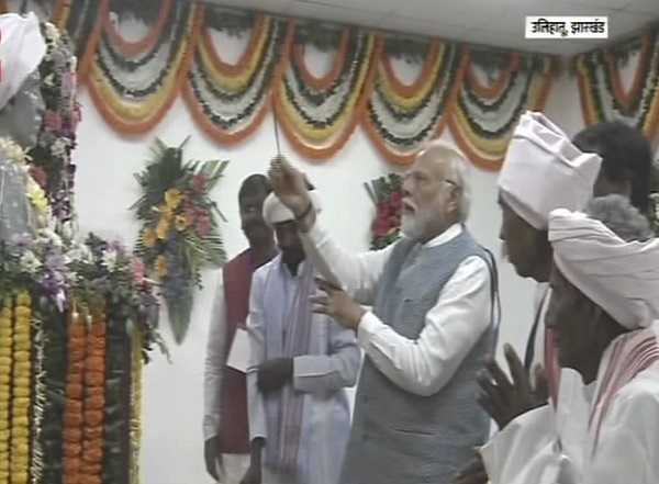 खूंटी के उलिहातू भगवान बिरसा मुंडा के गांव पहुंचे PM मोदी, परिजनों से की मुलाकात