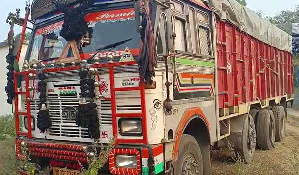 संदिग्ध अवस्था में सरिया लदा ट्रक जब्त, जांच में जुटी पुलिस