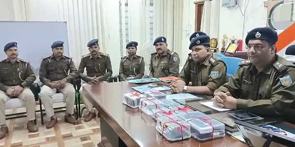 जामताड़ा पुलिस के हत्थे चढ़े 8 साइबर अपराधी, 43 मोबाइल समेत कई सामान बरामद