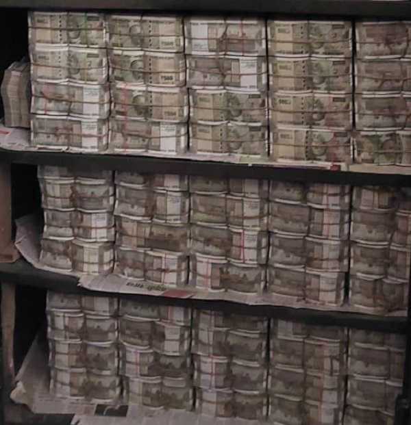 सांसद धीरज साहू से संबंधित कंपनी के ठिकाने पर IT रेड, 50 करोड़ गिने जाने के बाद भी नोटों की गिनती जारी