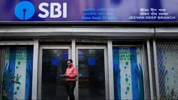 JOB ALERT: SBI ने Clerk पदों पर अप्लाई करने का दिया सुनहरा मौका, आगे बढ़ाई डेट