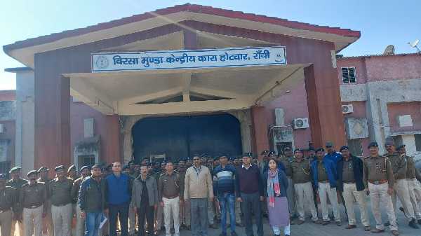 रांची के बिरसा मुंडा जेल में रांची पुलिस और जिला प्रशासन ने की छापेमारी