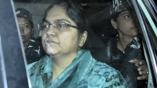 निलंबित आईएएस अधिकारी पूजा सिंघल ने ईडी कोर्ट में किया सरेंडर