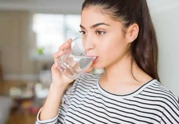 सुबह खाली पेट गुनगुने पानी पीने से होते हैं, कई तरह के फायदे