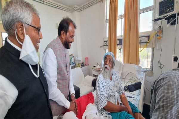 राजद महासचिव श्याम रजक ने अस्पताल पहुंचकर गुरुजी से की मुलाकात