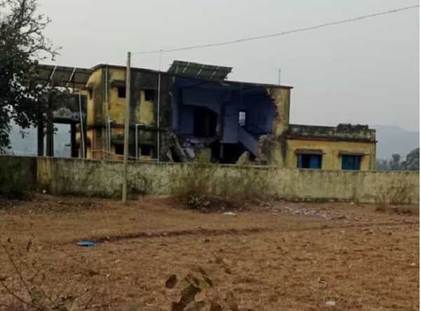 चाईबासा: पंचायत भवन को नक्सलियों ने उड़ाया, दरवाजे पर लिखा अपनी मांग, जानें पूरी रिपोर्ट