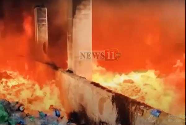 धनबाद: कचरे के गोदाम में लगी भीषण आग, लपटों ने आसपास के घरों को भी लिया अपने चपेट में
