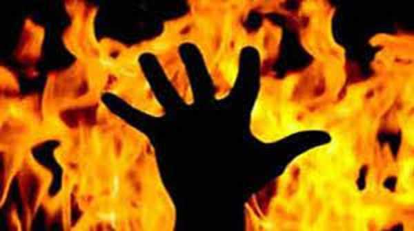 शर्मनाक: शरारती तत्वों ने नशे में धुत पड़े बुजुर्ग को खेतों में जिंदा जलाया