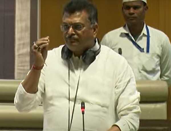 बजट सत्र: मनीष जायसवाल ने पूछा क्या हिंदू होना अपराध है, डीजे पर प्रतिबंध के विरोध में अपना कुर्ता फाड़ा