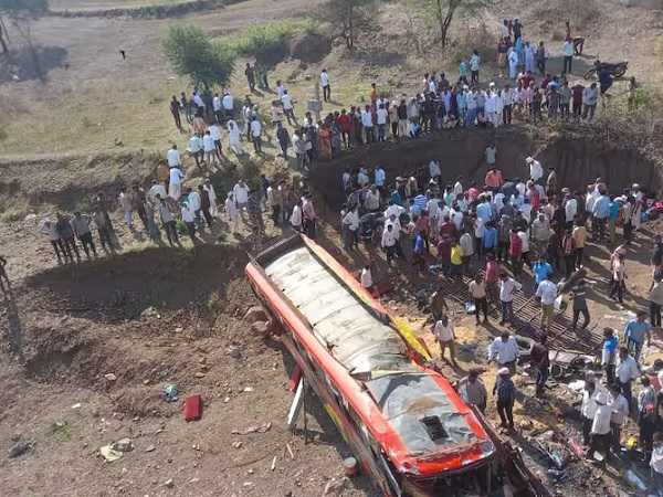 मध्य प्रदेश के खरगोन में यात्रियों से भरी बस पुल से नीचे गिरी, 15 लोगों के मारे जाने की खबर