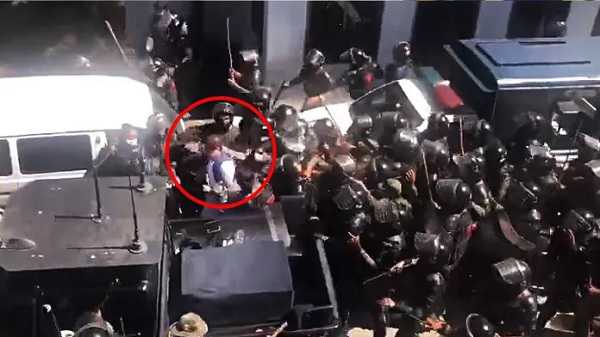 पाकिस्तानी रेंजर्स ने इमरान खान को घसीटकर गाड़ी तक लिया, पूरे देश में आगजनी, हिंसा-बवाल और तोड़फोड़ जारी