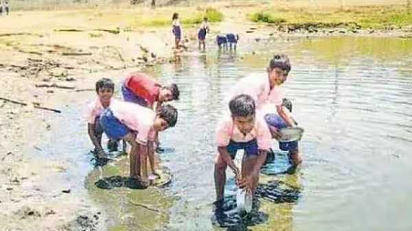 जल संकटः मध्याह्न भोजन के बाद प्लेट धोने स्कूल से 200 मीटर दूर जाते हैं बच्चे
