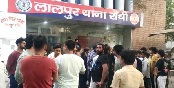 लालपुर में खाना-खाने के चक्कर में खाना पड़ा लात-घूंसा, दो युवक घायल