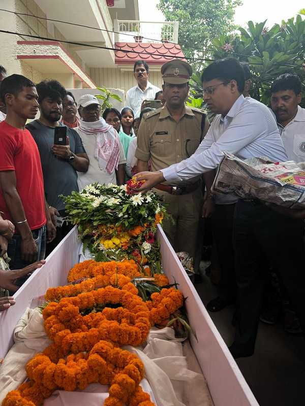 शिक्षाविद डॉ. करमा उरांव के अंतिम यात्रा में शामिल हुए राजनेता और बड़े हस्तियां, दी श्रद्धांजलि