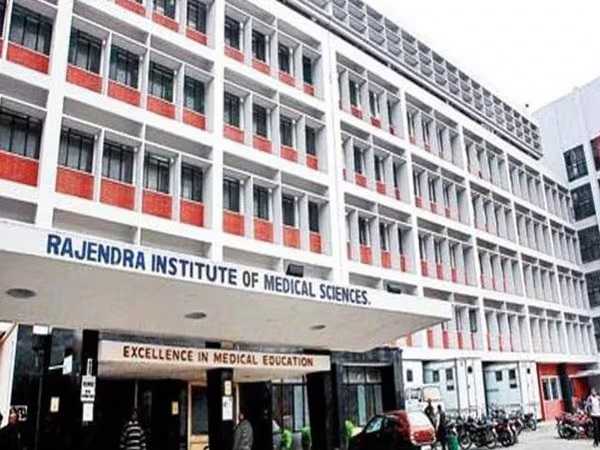 रिम्स के तीसरे मंजिले से कूदकर मरीज ने की आत्महत्या, अस्पताल परिसर में मची अफरा-तफरी