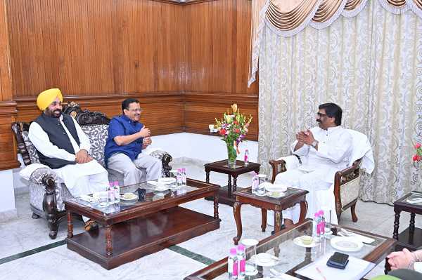 दिल्ली CM केजरीवाल और पंजाब CM भगवंत ने मुख्यमंत्री हेमंत सोरेन से की मुलाकात, देखिए तस्वीरें..