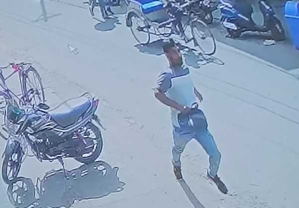रांची के मेनरोड में दिनदहाड़े पैसों से भरा बैग लेकर भागा अपराधी, घटना CCTV में कैद