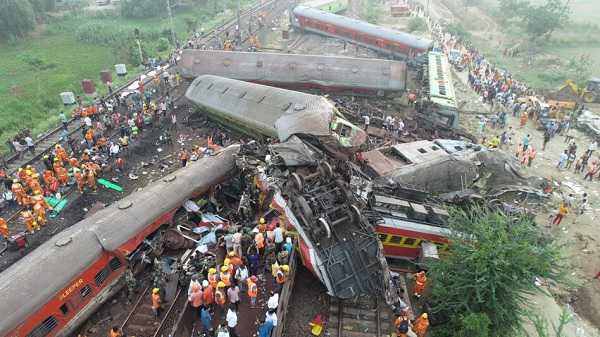ओडिशा में एक के बाद एक-दूसरे से टकराईं 3 ट्रेनें, अबतक 288 लोगों की मौत, 900 से ज्यादा घायल