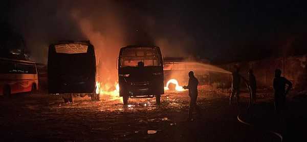 बस स्डैंड में खड़ी 3 बसों में लगी भीषण आग, जलकर खाक