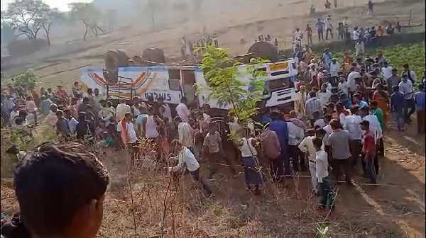 अनियंत्रित होकर 10 फीट गहरी खाई में जा गिरी बस, दो दर्जन से अधिक घायल एक की हालत गंभीर