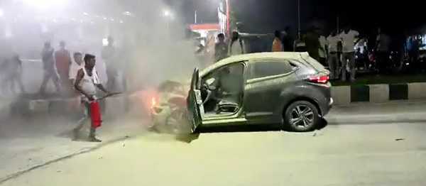 सड़क हादसे में एक युवक की मौत, कार जलकर राख