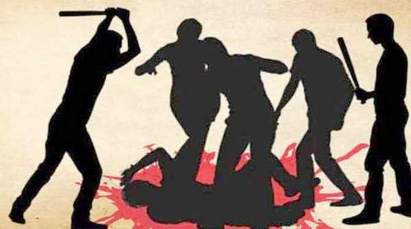 बीच सड़क पर हुआ खूनी संघर्ष, दो युवकों की हालत गंभीर