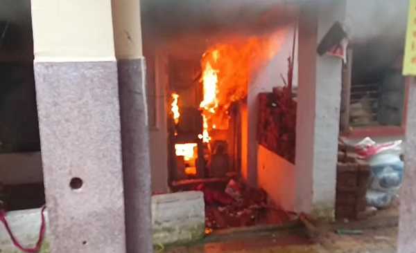 थाना परिसर में लगी आग, शॉर्ट सर्किट से आग लगने की आशंका