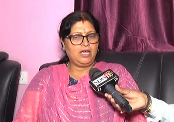 टमाटर सस्ता हो तो खाएं, टमाटर खाने से शरीर को नहीं मिलता ऑक्सीजन- विधायक नीरा यादव