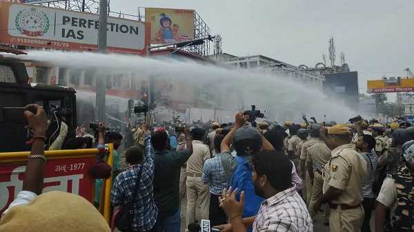 पटना में लाठीचार्ज, गंभीर रुप से घायल भाजपा नेता विजय सिंह की मौत