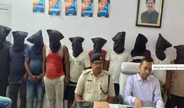 देवघर पुलिस की बड़ी कारवाई, 10 साइबर अपराधियों को किया गिरफ्तार