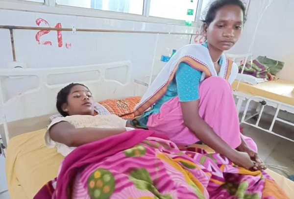 मां-बाप के झगड़े से तंग आकर बेटी ने खाया जहर, अस्पताल में भर्ती