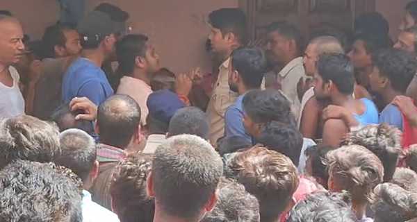 छेड़खानी के आरोप में शिक्षक की हुई जमकर पिटाई