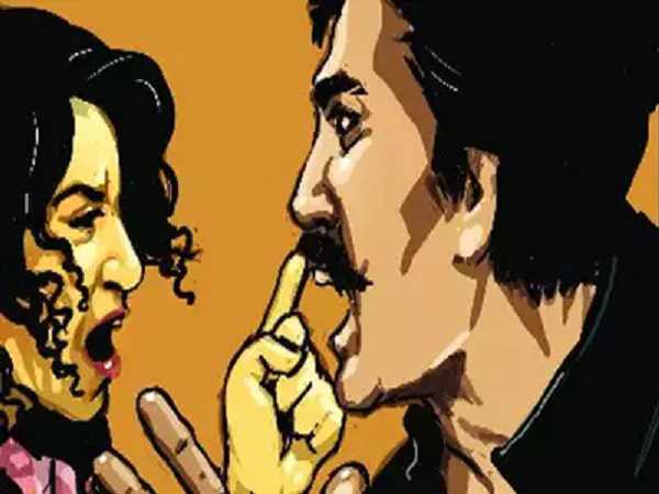 बीवी को KISS करना पड़ा मंहगा, काटा जीभ, जानिए पूरा मामला