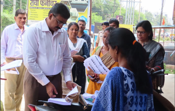 मुख्य निर्वाचन पदाधिकारी ने किया निरक्षण, शहरी क्षेत्र के कई इलाकों में घर-घर जाकर मतदाताओं से मिले