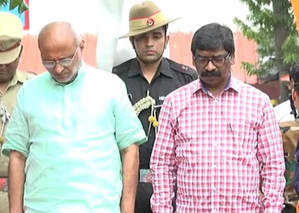 चाईबासा में IED ब्लास्ट की चपेट में आकर शहीद हुए जवान को राज्यपाल और CM हेमंत ने दी श्रद्धांजलि