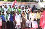दिल्लीः डेढ़ साल से बकाए वेतन की मांग को लेकर जंतर-मंतर पर प्रदर्शन कर रहे HEC कर्मचारी