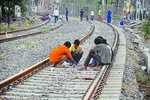 रेलवे ट्रैक पर रील का नशा और धूप का चस्का बन सकता हैं आफत ! युवा दें रहे हादसे का दावत