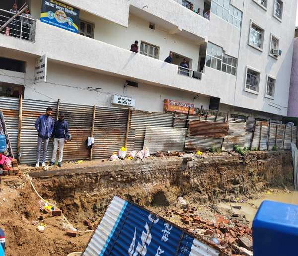 निर्माणाधीन अपाटमेंट की गिरी दीवार, दो बच्चे की मौत की खबर