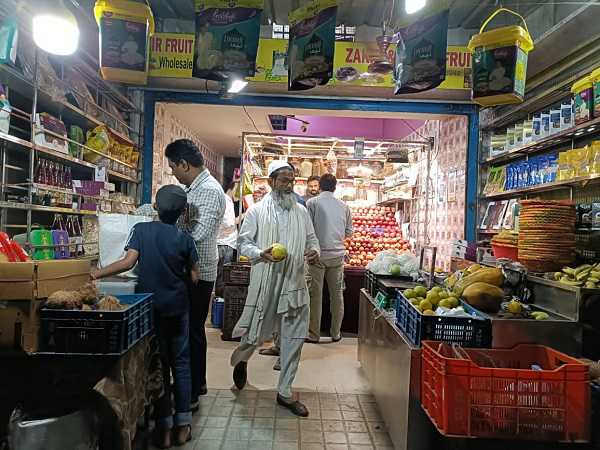 रमजान उल मुबारक शुरू होते ही मुस्लिम इलाके गुलजार, फलों व ड्राई फ्रूट्स की खरीद बिक्री बढ़ी