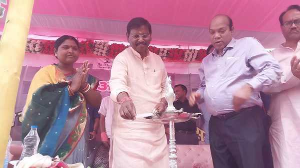 बुंडू में आदिवासी छात्रावास भवन का केंद्रीय मंत्री अर्जुन मुंडा ने किया उद्घाटन